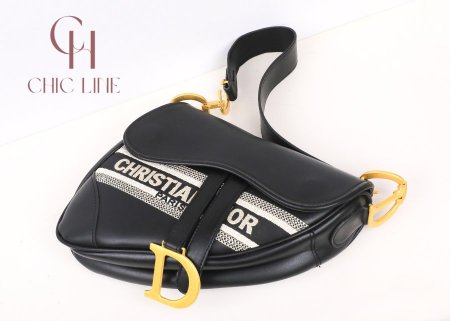شنطة Dior saddel / اسود مع شعار Dior (مختومة وشامل العلبة)
