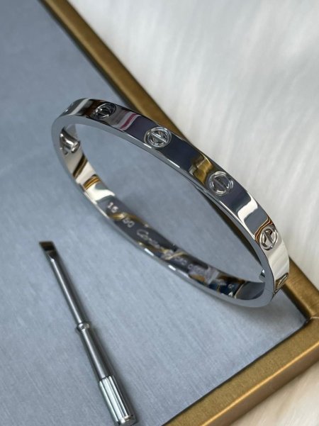 اسوارة Cartier  شامل العلبة والكيس 