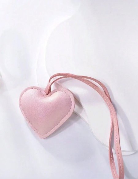 charms على شكل قلب زهري 🩷 