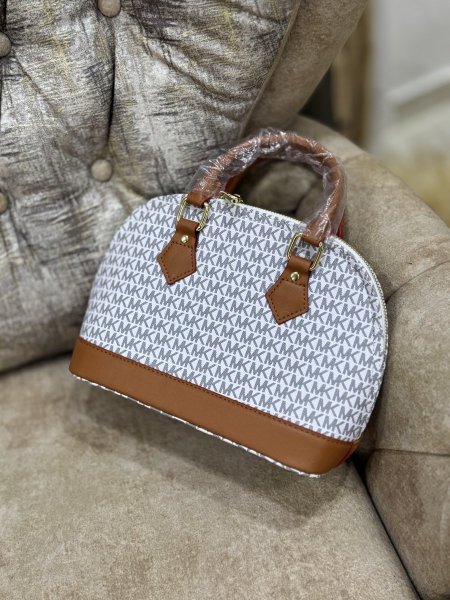 شنطة  MICHAEL KORS (حجم mini)
